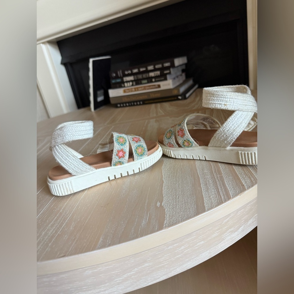 Mia|Baby girl, toddler off white Embroidered floral sandals in boho style•••8 - Picture 7 of 9